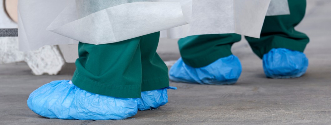 Acoperitori de pantofi pe fundal curat