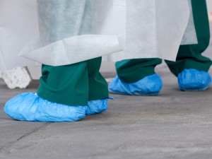 Acoperitorii de pantofi igienici – soluția ideală pentru păstrarea curățeniei