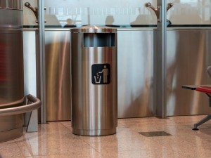 Coșuri de gunoi mari de la Sanito: Ce capacitate îți trebuie pentru școli, mall-uri și spitale?
