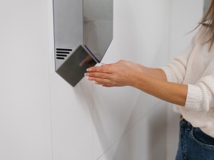 Uscătoare de mâini din inox vs. ABS: Care sunt diferențele esențiale?