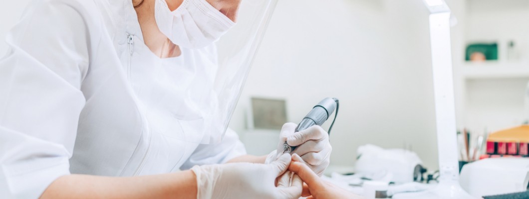 Imagine cu angajati si clienti ai unui salon care respecta normele de igiena