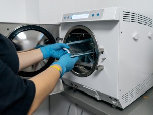 Sterilizarea și dezinfectarea instrumentarului medical: 7 reguli esențiale