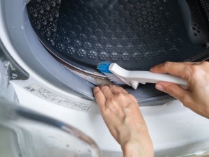 Igienizarea mașinii de spălat rufe: pași, sfaturi utile și produse recomandate