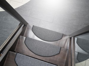 Covorașele profesionale la intrarea într-un spațiu comercial: de ce sunt esențiale pentru curățenie, siguranță și imagine