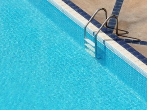 8 pași pentru dezinfectarea zonelor din jurul piscinei: ghid complet pentru un sezon sigur și igienic