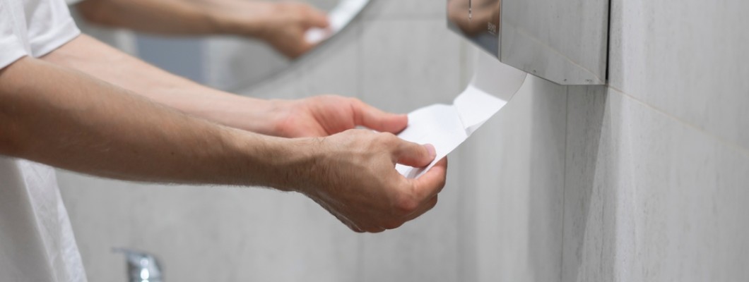 persoana care foloseste un dispenser de hartie persoana care foloseste un dispenser de hartie