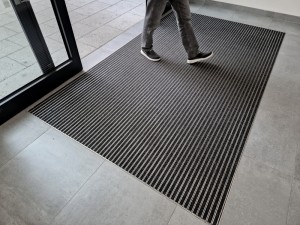 Montajul ștergătoarelor din aluminiu: încastrare în șapă, cadru, dimensionare și întreținere