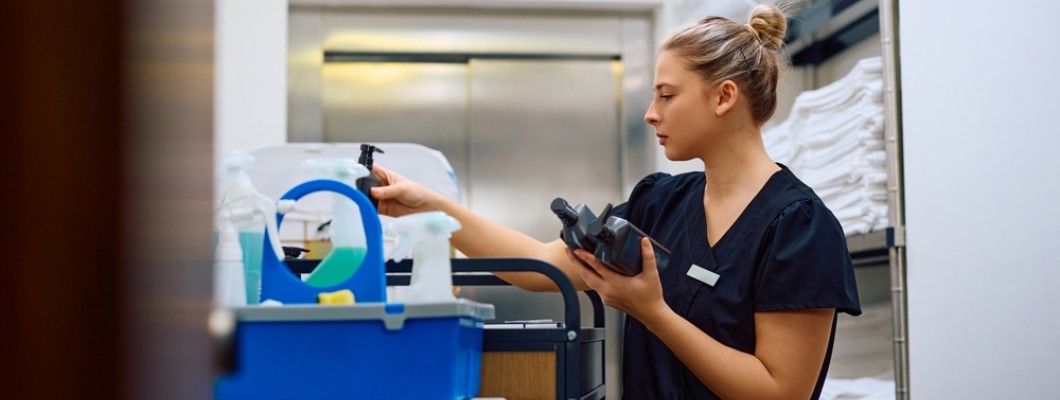 personal al hotelului care pregateste produsele de curatenie pentru utilizare personal al hotelului care pregateste produsele de curatenie pentru utilizare