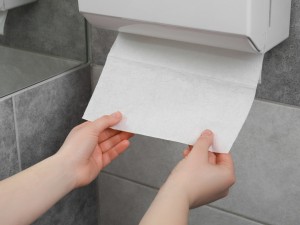 Dispensere pentru hârtie cu senzor vs. manuale: care este opțiunea mai igienică?