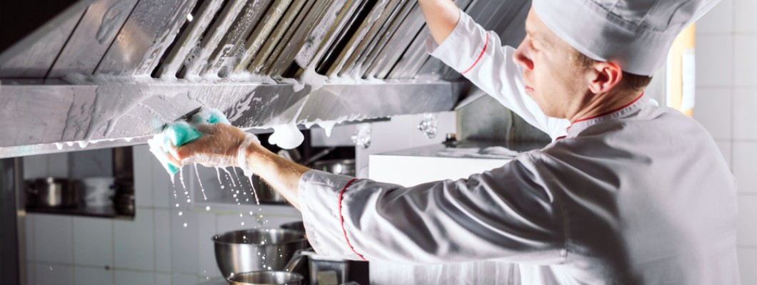 Personal dintr-un restaurant foloseste detergenti profesionali Personal dintr-un restaurant foloseste detergenti profesionali