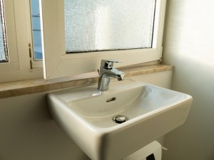 Cele mai frecvente greșeli în dotarea băilor din spații comerciale și cum le previi