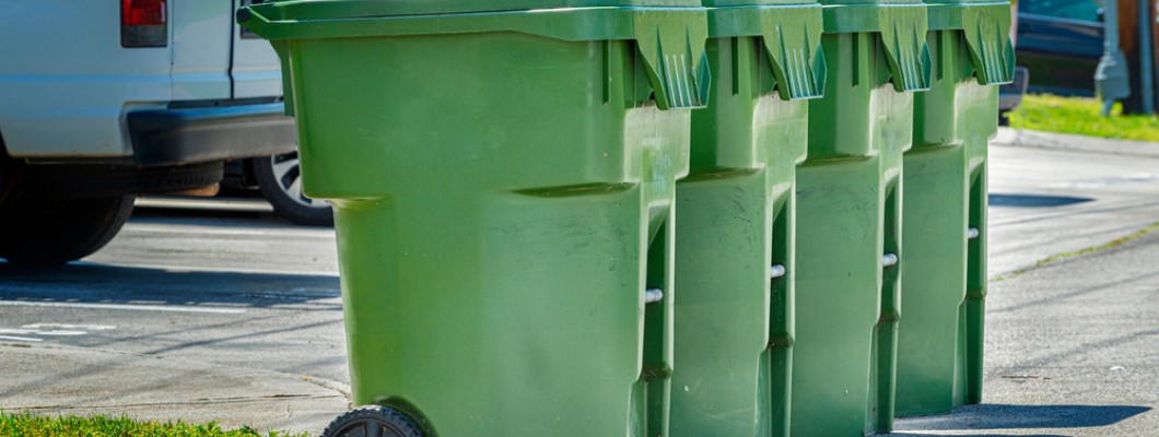 Pubele de reciclare pozitionate corect langa o parcare sau curte interioara Pubele de reciclare pozitionate corect langa o parcare sau curte interioara