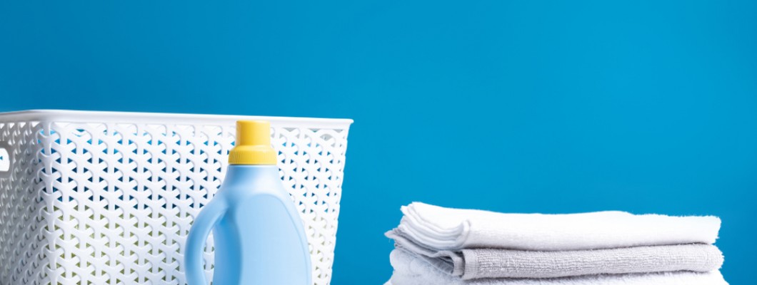 O varietate de balsamuri de rufe pe un raft O varietate de balsamuri de rufe pe un raft