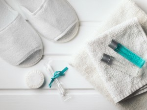 Beneficiile utilizării papucilor hotelieri și produselor single-use în unitățile HoReCa