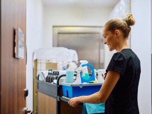 Cum reduci timpul de pregătire a camerelor cu ajutorul cărucioarelor profesionale?