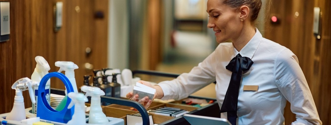 Personal al hotelului verifica produsele de curatenie