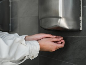 Cum alegi cele mai eficiente uscătoare de mâini de la Sanito pentru spații cu trafic intens?