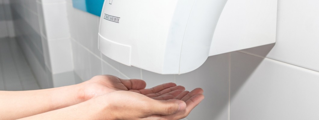 cadru medical uscandu-si mainile la uscator profesional