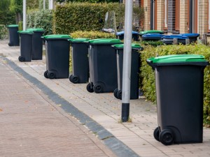 Ce europubele cu 4 roți de la Sanito sunt recomandate pentru spații industriale?