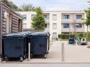 Ce caracteristici au europubelele de la Sanito pentru a rezista la intemperii și raze UV?