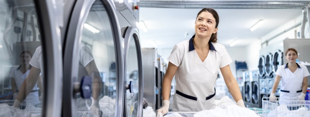 femei care spala rufe la masini profesionale femei care spala rufe la masini profesionale