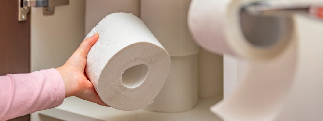 femeie care reface stocul de hartie igienica in birou