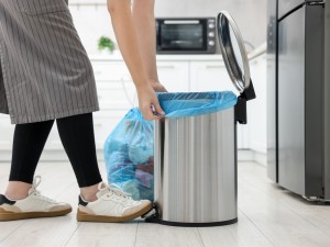 Cum alegi volumul potrivit pentru o pubelă de gunoi de la Sanito?