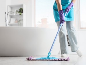 Cum igienizăm corect podelele și covoarele împotriva bacteriilor