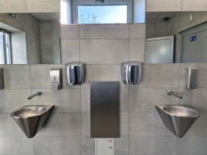 Uscătoare de mâini din inox de la Sanito: De ce sunt alegerea ideală pentru băi intens utilizate