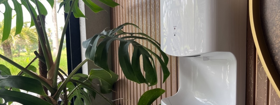 uscator de maini modern in baie cocheta din cafenea