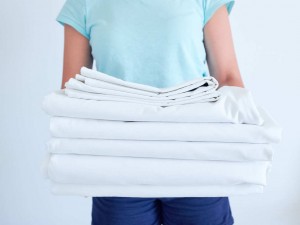 Reguli esențiale pentru spălarea corectă a lenjeriilor de pat în hoteluri