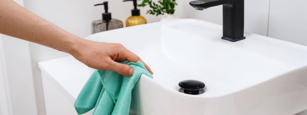 curatare lavoar baie cu laveta din microfibra verde