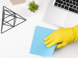 Luptă împotriva microbilor cu dezinfectanții profesionali pentru mâini și suprafețe