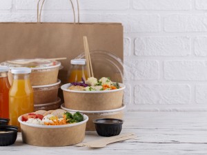 Caserole, tacâmuri, pahare și farfurii de unică folosință - alege accesoriile de catering pentru business-ul tău!