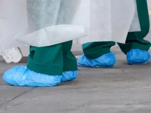 Acoperitorii de pantofi igienici – soluția ideală pentru păstrarea curățeniei