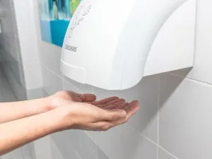 Ce putere este ideală pentru un uscător de mâini de la Sanito folosit frecvent într-o clinică medicală?