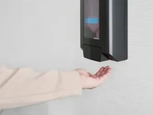 Dozator de săpun lichid cu senzor de la Sanito: Avantaje pentru clinici, școli și restaurante