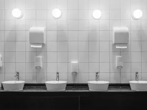 Dotări profesionale pentru toalete – 5 echipamente care modernizează spațiul și facilitează curățenia în detaliu