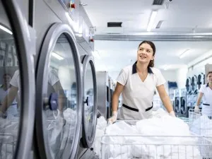 Cum alegi detergenții profesionali pentru rufe de la Sanito în hoteluri și pensiuni? Ghid practic