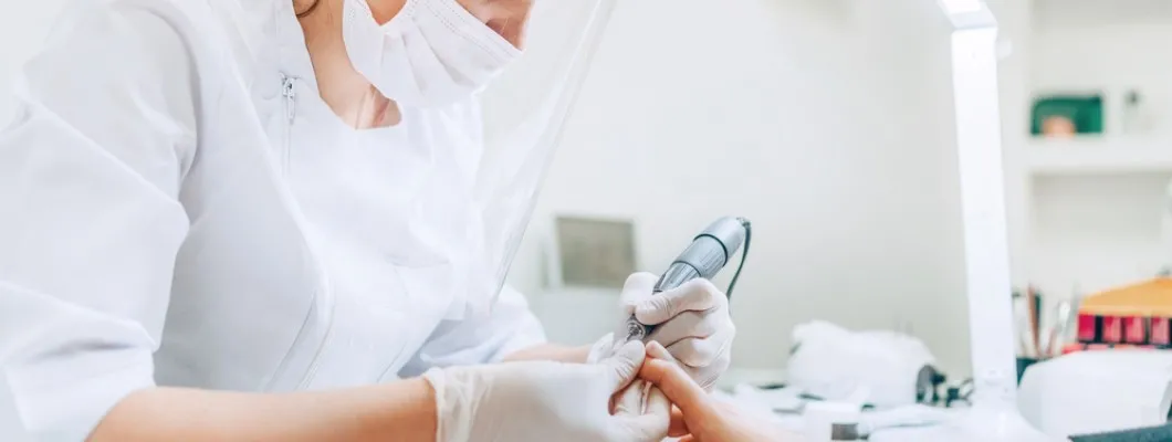 Imagine cu angajati si clienti ai unui salon care respecta normele de igiena