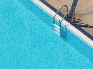 8 pași pentru dezinfectarea zonelor din jurul piscinei: ghid complet pentru un sezon sigur și igienic