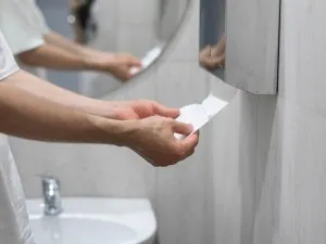 Dispenser hârtie pliată V-fold sau Z-fold? Diferențe și compatibilitate