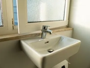 Cele mai frecvente greșeli în dotarea băilor din spații comerciale și cum le previi