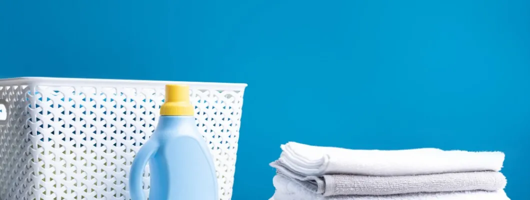 O varietate de balsamuri de rufe pe un raft