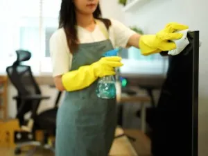 Cu ce se curăță mobila lucioasă? 7 recomandări de produse profesionale