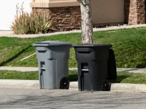 Ce tip de europubelă de la Sanito este potrivită pentru deșeurile reciclabile într-un complex rezidențial?