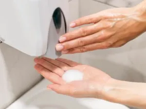 Strategie de aprovizionare: Cum alegi formatul potrivit pentru săpunul lichid de la Sanito (500 ml sau 5L)?