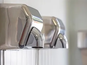 Ce uscătoare de mâini de la Sanito sunt echipate cu funcții inteligente sau senzori de proximitate?