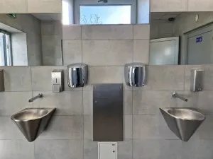 Uscătoare de mâini din inox de la Sanito: De ce sunt alegerea ideală pentru băi intens utilizate