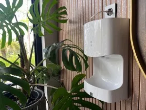 Ce uscătoare de mâini compacte și cu design modern de la Sanito sunt ideale pentru cafenele?